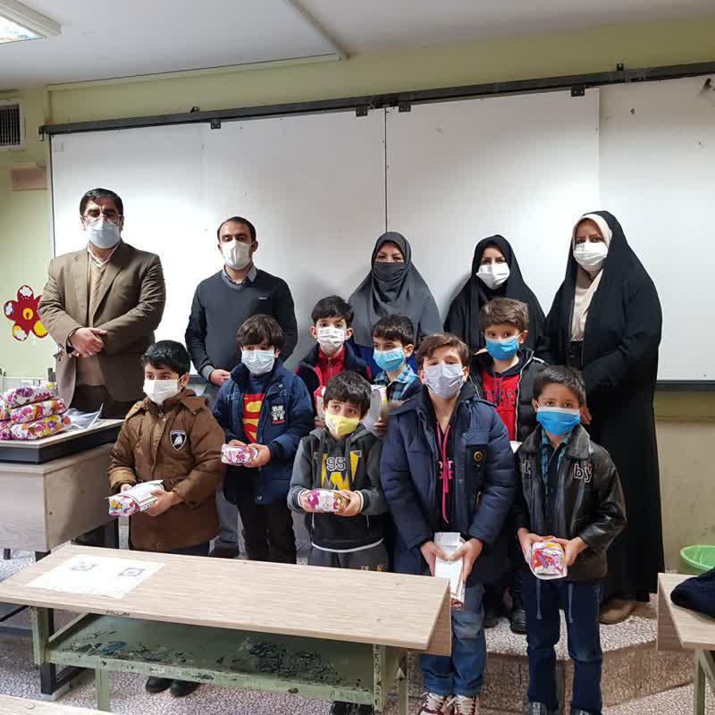 دیدار اولیا گرامی با آموزگاران محترم و عوامل اجرایی مجتمع و تقدیر از دانش آموزان موفق و ممتاز